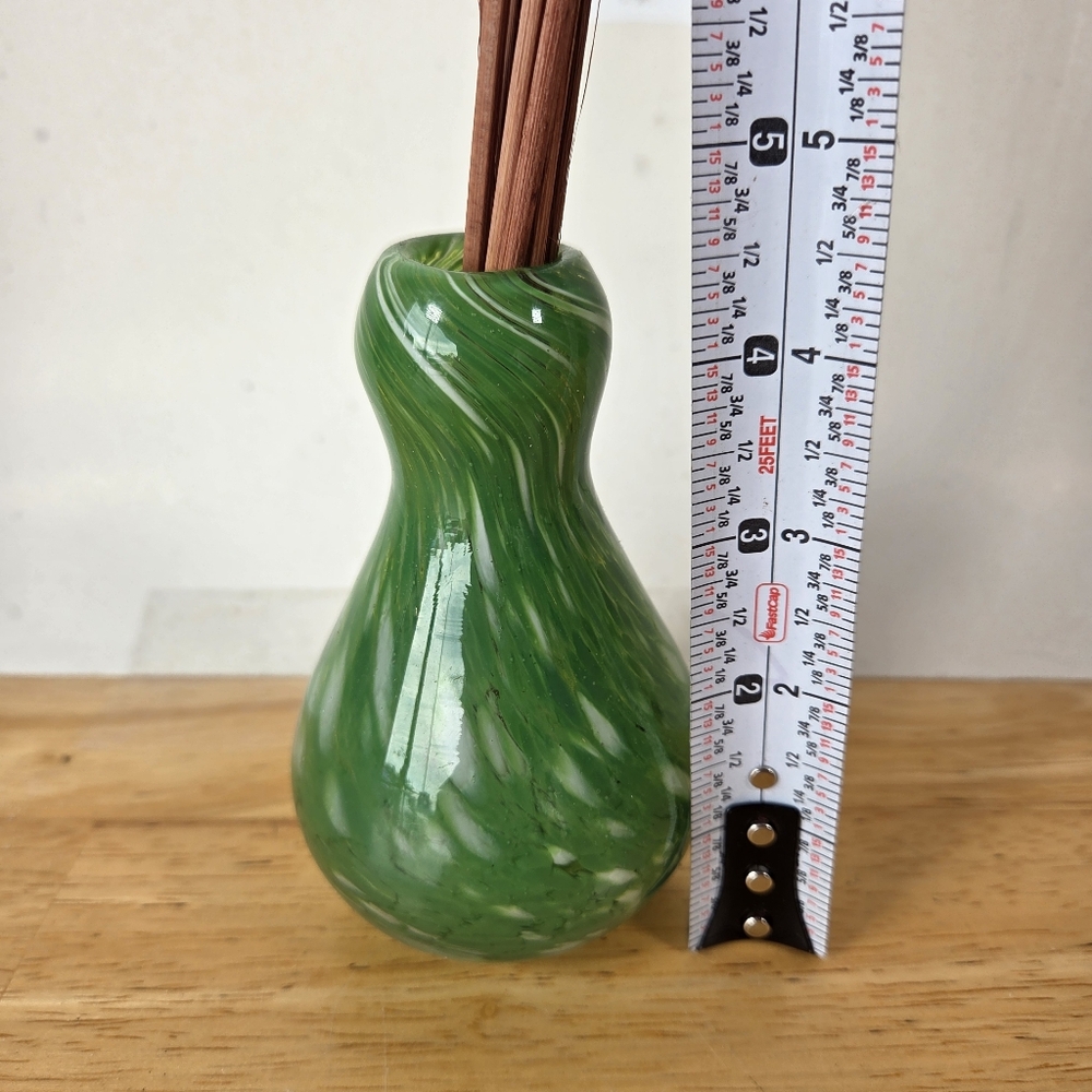Green Swirled Glass Reed Diffuser - Picture 3 of 5